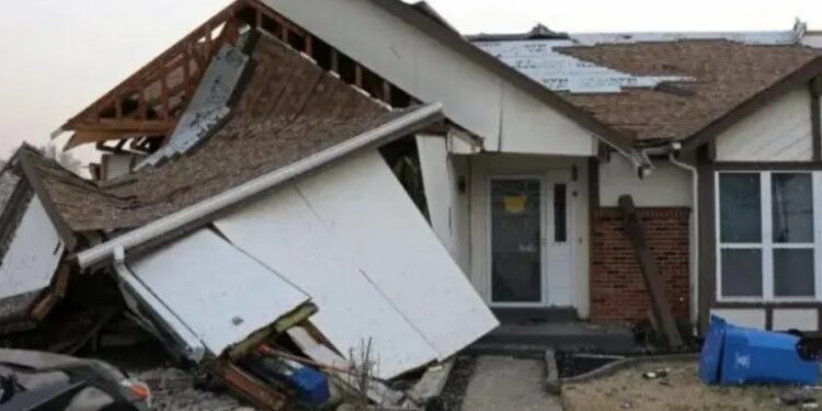 «Масштабы разрушений ошеломляют». На США обрушились торнадо, пылевые бури и лесные пожары; по меньшей мере 40 человек погибли