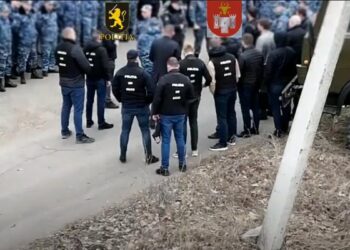 Молодой мужчина стал жертвой шантажа заключенных из Брэнешть, использовавших интимные снимки его жены