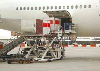 Сотрудника турецкого аэропорта забыли в багажном отсеке самолета при минус 25 градусах