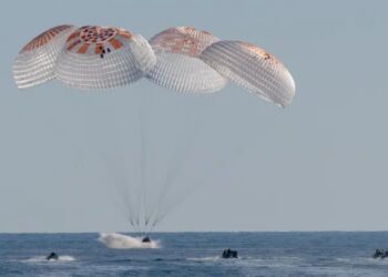 Астронавты NASA вернулись на Землю после девяти месяцев в космосе