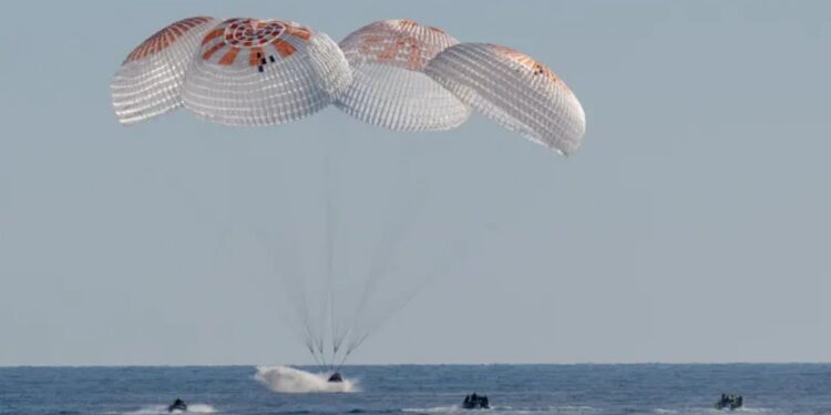 Астронавты NASA вернулись на Землю после девяти месяцев в космосе