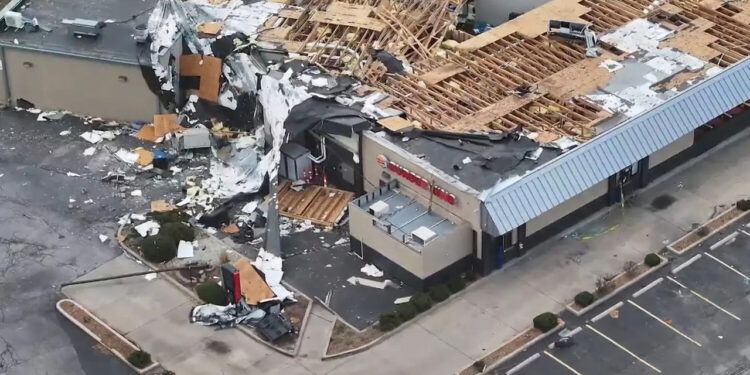 В США спасли 13 человек, застрявших в туалете Burger King из-за торнадо