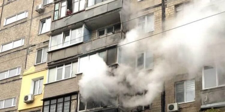 Спасатели в Кишиневе спасли мужчину из горящей квартиры