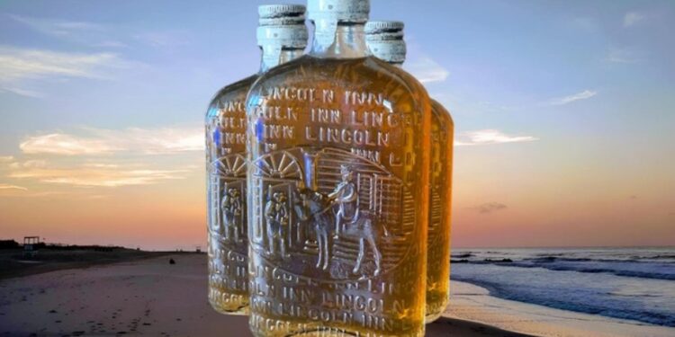 В США мужчина нашел на пляже 11 бутылок 100-летнего виски