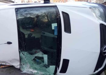 Грузовой микроавтобус опрокинулся после столкновения в центре Кишинёва