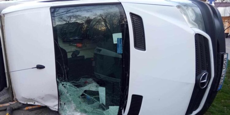 Грузовой микроавтобус опрокинулся после столкновения в центре Кишинёва