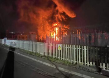 В Лондоне закрыли аэропорт Хитроу из-за пожара на электроподстанции