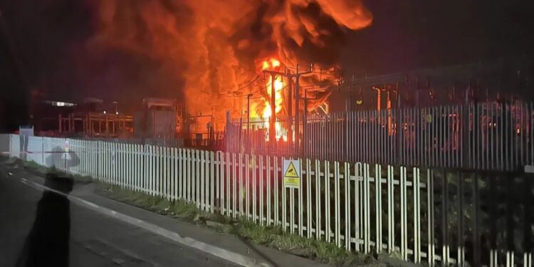 В Лондоне закрыли аэропорт Хитроу из-за пожара на электроподстанции