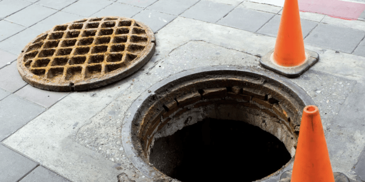 В Кишиневе мужчина упал в канализацию и погиб