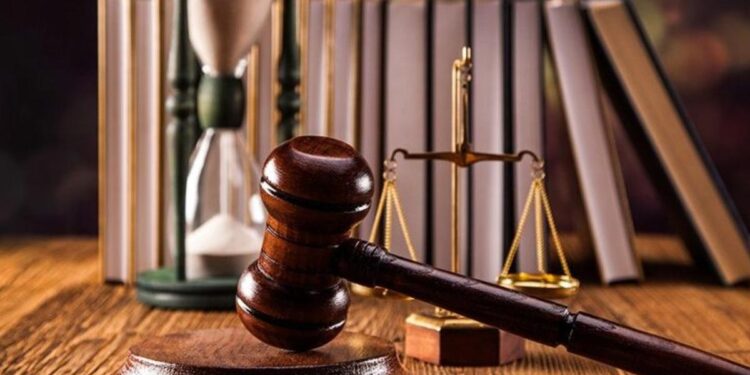 Судья и адвокат предстанут перед судом по обвинению в торговле влиянием