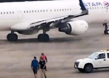 Опоздал, но не сдался: пассажир попытался остановить самолет прямо на взлетной полосе