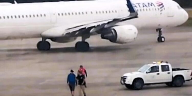 Опоздал, но не сдался: пассажир попытался остановить самолет прямо на взлетной полосе