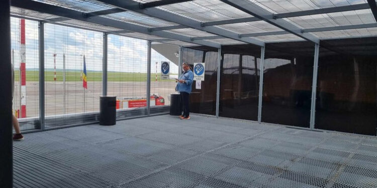 ГИЧС требует вмешательства Национальной инспекции технического надзора в деле с курилкой в аэропорту, построенной без разрешения