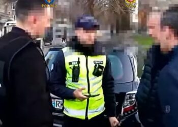 Недавно нанятый полицейский задержан на 72 часа. Его подозревают в коррупции и подделке официальных документов