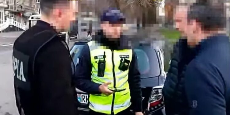 Недавно нанятый полицейский задержан на 72 часа. Его подозревают в коррупции и подделке официальных документов