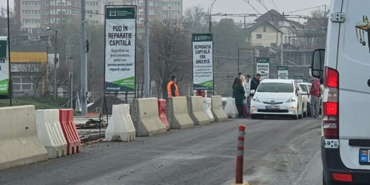 Движение на мосту Михая Витязула заблокировано из-за ДТП