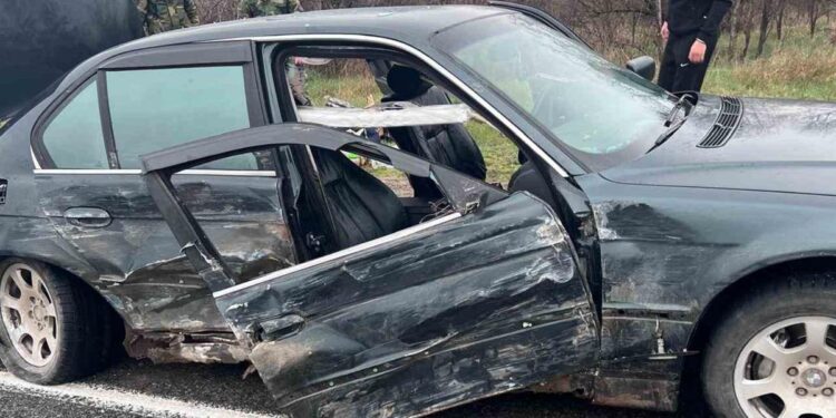 BMW «пострадал» от столкновения с скорой помощью, после того как въехал на встречную полосу, в Сынжерее