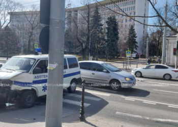 В центре Кишинева столкнулись машина скорой помощи и легковушка. Один человек пострадал
