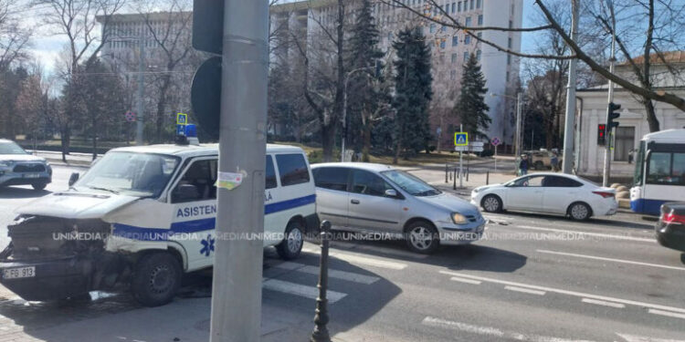 В центре Кишинева столкнулись машина скорой помощи и легковушка. Один человек пострадал