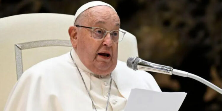 Папа римский через три недели после госпитализации впервые обратился к верующим и поблагодарил их за поддержку