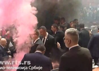 В здании парламента Сербии оппозиция зажгла фаеры