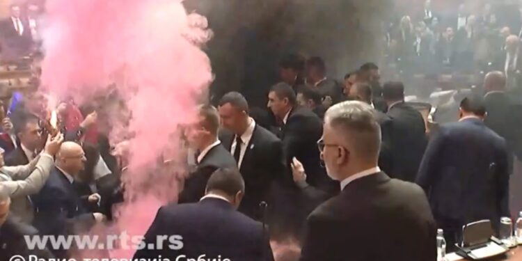 В здании парламента Сербии оппозиция зажгла фаеры