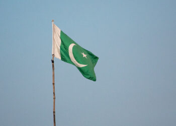 Боевики захватили в заложники 450 пассажиров поезда в Пакистане