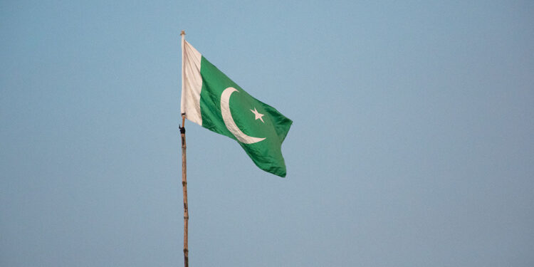 Боевики захватили в заложники 450 пассажиров поезда в Пакистане