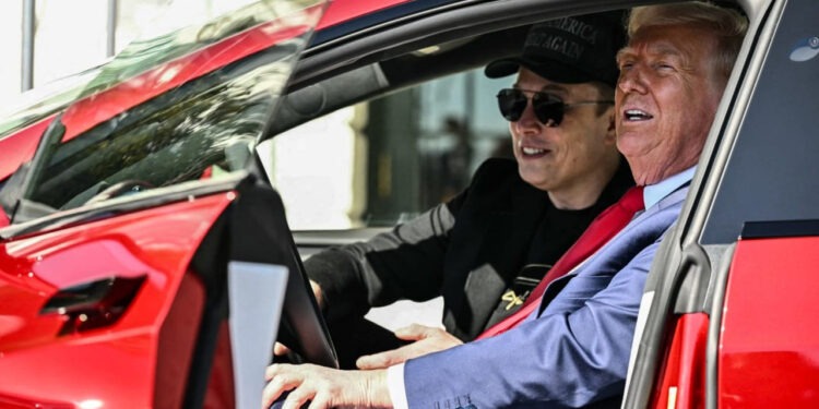 Трамп купил у Илона Маска электрокар Tesla