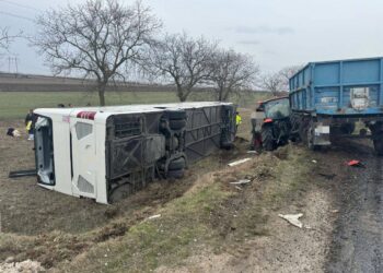 Автобус с 27 пассажирами перевернулся после столкновения с трактором