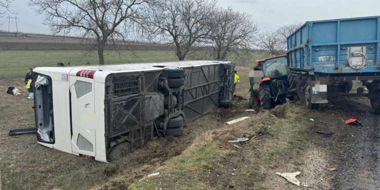 Автобус с 27 пассажирами перевернулся после столкновения с трактором