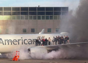 Самолёт авиакомпании American Airlines загорелся в аэропорту Денвера