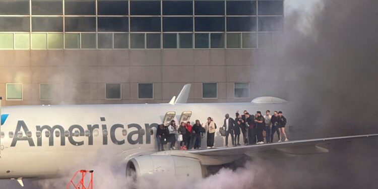 Самолёт авиакомпании American Airlines загорелся в аэропорту Денвера