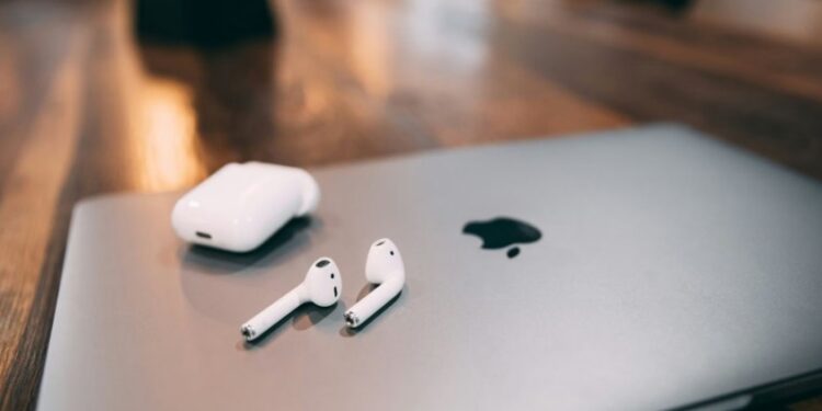 Apple планирует дополнить AirPods функцией синхронного перевода