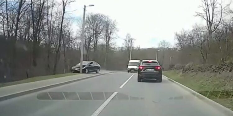 Авария в столице: Автомобиль влетел в столб после того, как водителю стало плохо