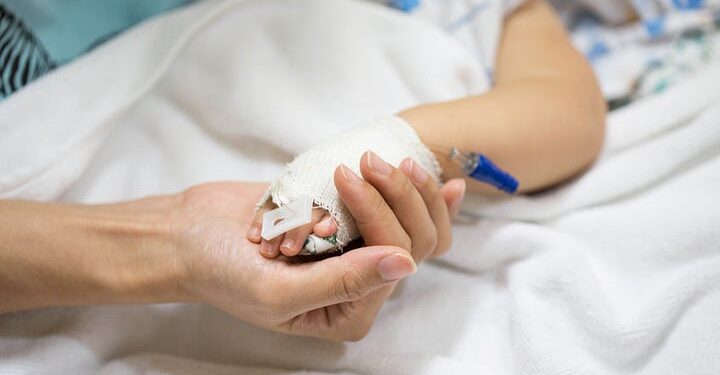 O adolescentă de 16 ani ar fi căzut de la etaj la Centrul Mamei și a Copilului. Ce spune instituția