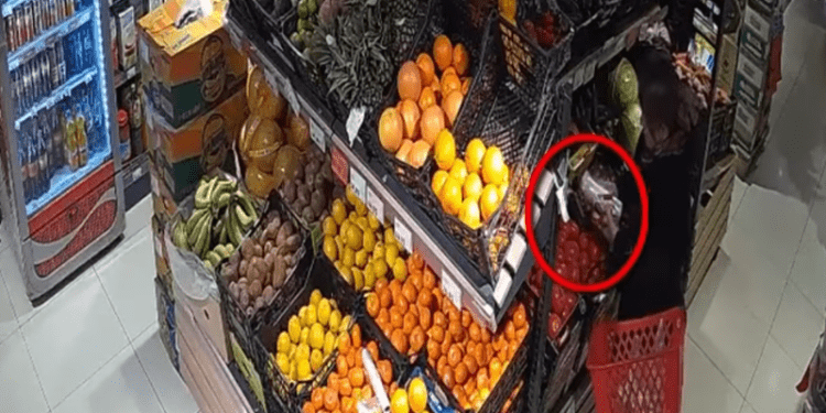 Poliția caută o femeie care a furat un portmoneu cu 7.000 de lei