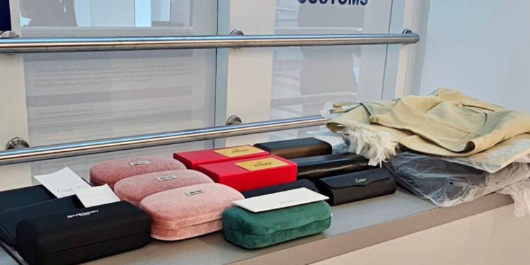 O femeie din străinătate, prinsă pe AIC cu bunuri de brand nedeclarate