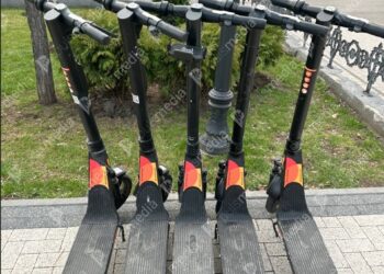 Poliția din Chișinău a evacuat trotinetele electrice parcate ilegal pe Grigore Vieru