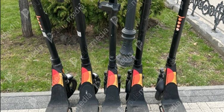 Poliția din Chișinău a evacuat trotinetele electrice parcate ilegal pe Grigore Vieru