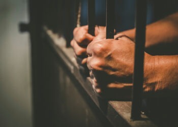 A încercat să-și omoare fosta iubită și a agresat-o pe mama acesteia: Un tânăr din Drochia, condamnat la 15 ani de pușcărie