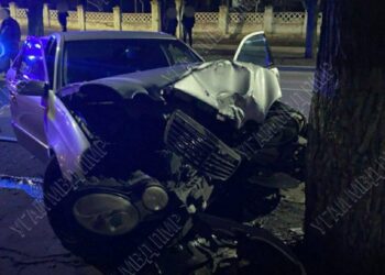 Авария в Бендерах: Два человека пострадали после того, как автомобиль врезался в дерево
