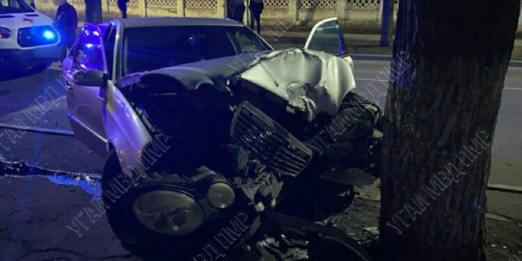 Авария в Бендерах: Два человека пострадали после того, как автомобиль врезался в дерево