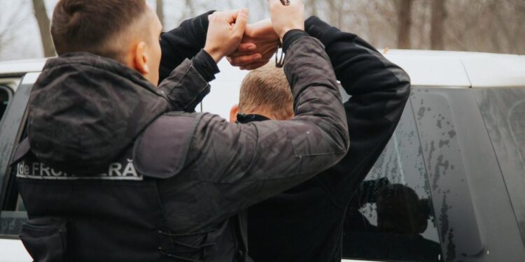 Grupare criminală destructurată de Poliția de Frontieră: Migranți transportați ilegal prin Moldova cu acte false