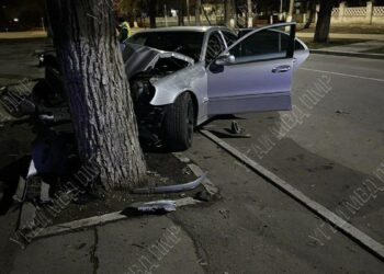 Accident rutier la Bender: Două persoane rănite după ce Mercedesul a lovit un copac