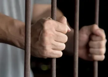 Cinci ani de închisoare pentru tânărul care a jefuit și bătut doi pensionari