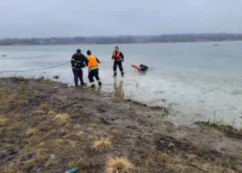 Accident pe gheață la Sturzeni: Un bărbat de 65 de ani a ajuns la spital