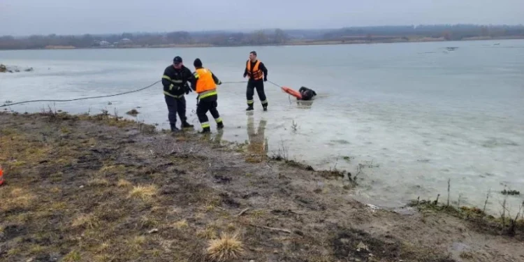 Accident pe gheață la Sturzeni: Un bărbat de 65 de ani a ajuns la spital