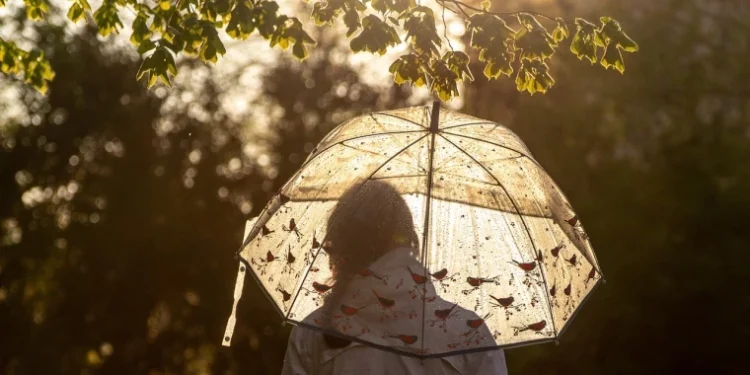 Astăzi, vremea va fi posomorâtă, cu ploi slabe și vânt din est