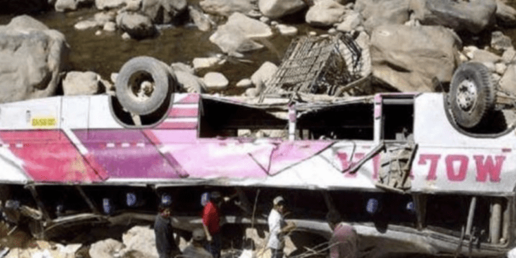 Tragedie pe autostradă: Autobuz rostogolit într-o râpă, 15 victime în sudul Boliviei